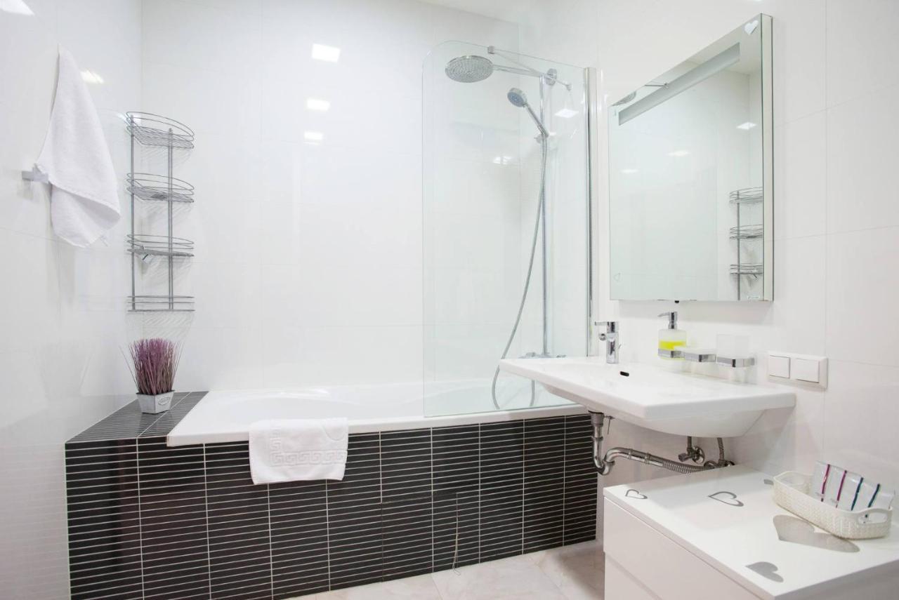 Navit Apartments With Breakfast, Near The Railway Station, The City Center And The Park Kyiv Exterior foto